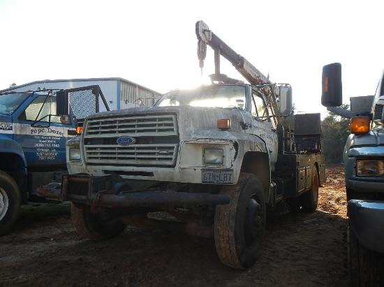 "1993 FORD F-700 CRANE TRUCK,  CUMMINS DIESEL, 5+2 SPEED, PS, 12' STEEL FLA