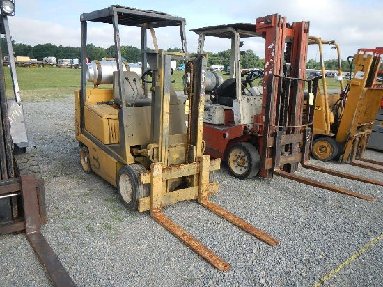 YALE C40 FORKLIFT, 16,350 hrs,  LP GAS, SOLID TIRES, 2-STAGE MAST, OROPS S#