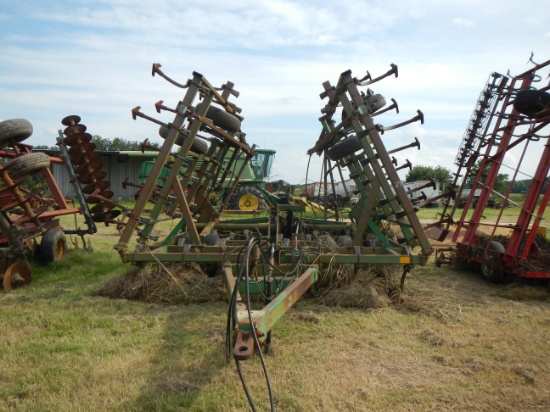 JOHN DEERE FIELD CULTIVATOR,  28'