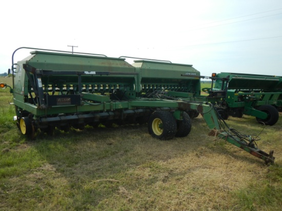 JOHN DEERE 1560 GRAIN DRILL,  20', HYDRAULIC MARKERS, PULL TYPE S# N01560X6