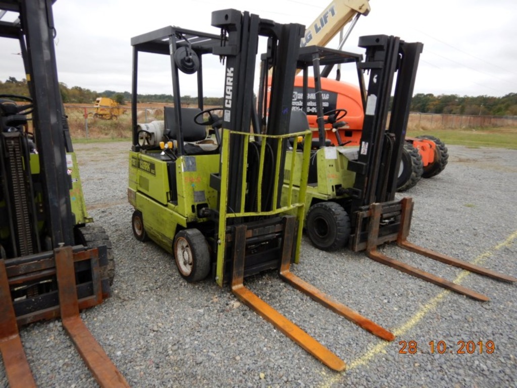 Clark Gpx17e Forklift Lp Gas 3 500 Lb Capacity Pneumatic Tires 3 Stage Heavy Construction Equipment Lifting Forklifts Auctions Online Proxibid