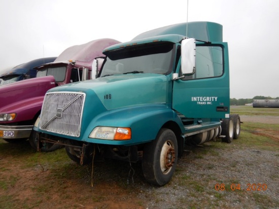 1999 VOLVO TRUCK TRACTOR,  ***NO ENGINE OR TRANSMISSION***, TWIN SCREW ON A