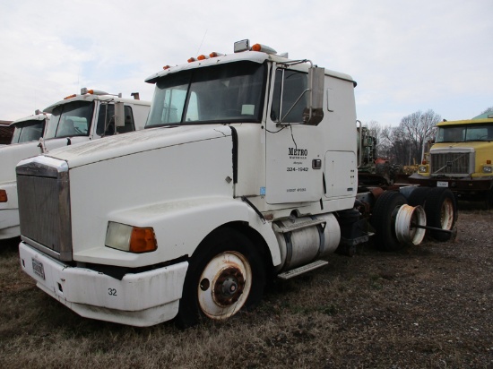 1990 VOLVO / WHITE TRUCK TRACTOR,  SLEEPER, CAT DIESEL, 9-SPEED, TWIN SCREW