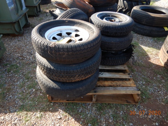 PALLET WITH MISCELLANEOUS TIRES AND WHEELS
