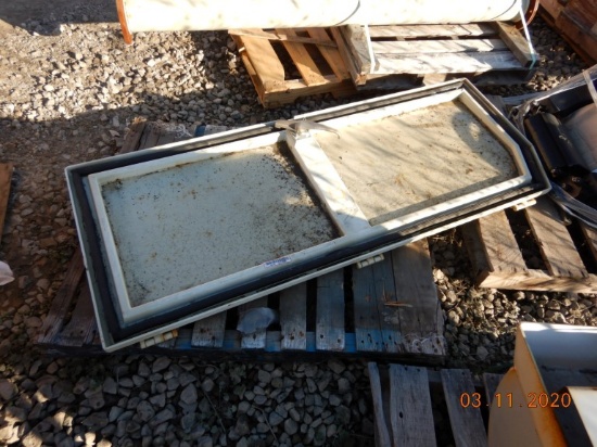 PALLET WITH DOOR/HATCH