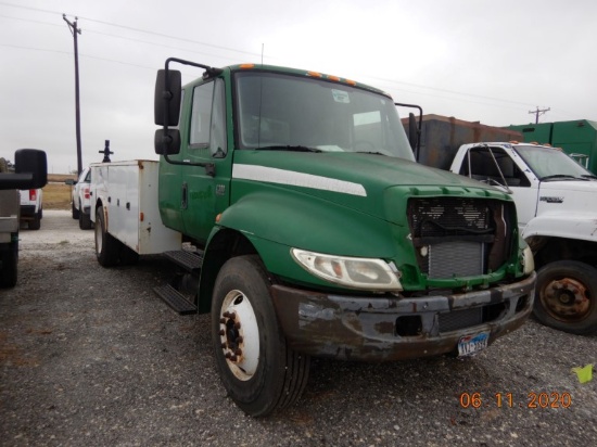 2004 INTERNATIONAL 4300 UTILITY TRUCK, 129,111 MILES  EXTENDED CAB, DT466 D