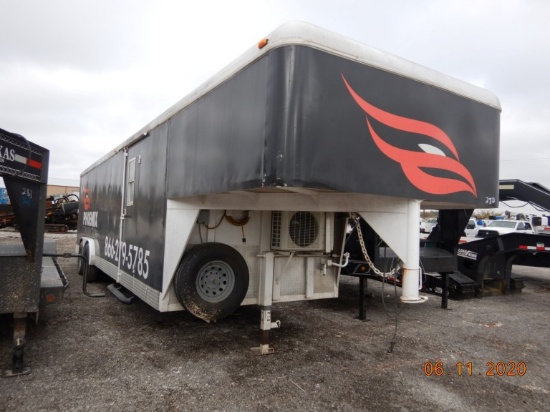 1998 CM CARGO TRAILER,  GOOSENECK, 26', TANDEM AXLE, 10' WOOD PANELED OFFIC
