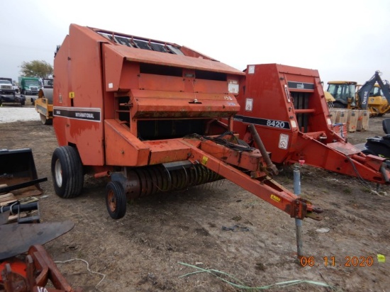 INTERNATIONAL 3650 ROUND HAY BALER S# 000769