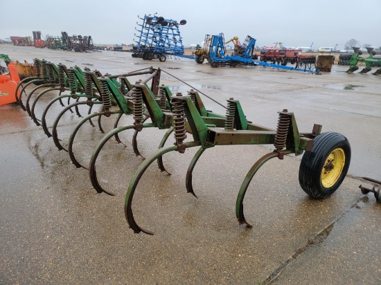 JOHN DEERE 1610 CHISEL PLOW