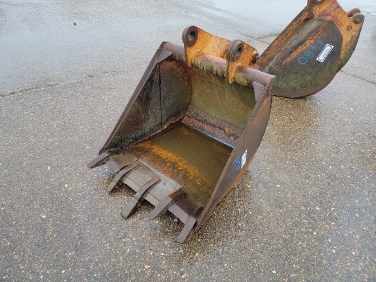 24" BUCKET  FITS CASE 580K BACKHOE