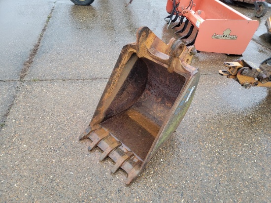18" BUCKET  FITS CASE 580K BACKHOE