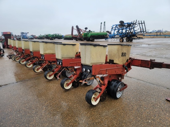 INTERNATIONAL 800 8 ROLL PLANTER  3PT, S# 17221