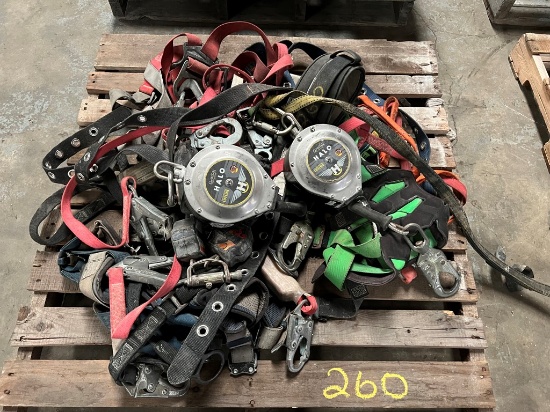 PALLET WITH SAFETY HARNESSES AND LIFTERS