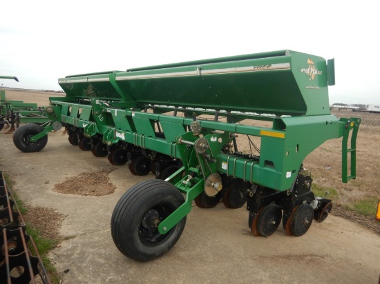 GREAT PLAINS 2525P 16TR38 TWIN ROW DRILL  8 ROW WIDE, CAST CLOSING WHEELS S