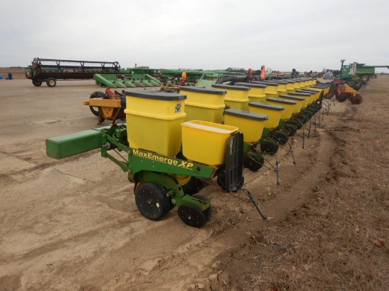 "JOHN DEERE 1720 VACUUM PLANTER  12 ROW 38"", 1.5 BUSHEL HOPPERS, CHEMICAL