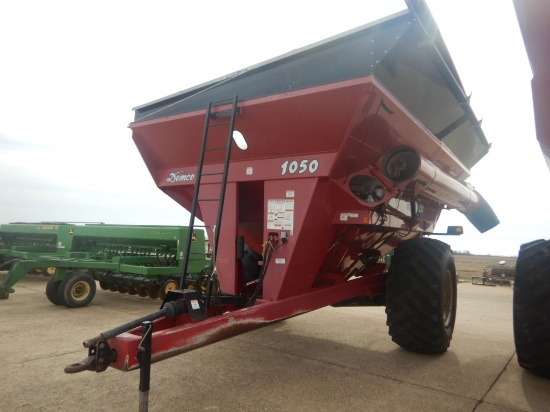 "DEMCO 1050 GRAIN CART  1050 BUSHEL