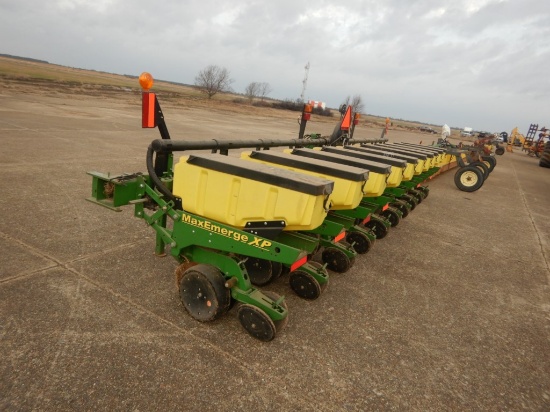 2014 JOHN DEERE 1700 VACUUM PLANTER  MAX EMERGE XP, 3 BUSHEL HOPPERS, 10 RO