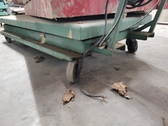 ROLL AROUND CART WITH HYDRAULIC LIFT
