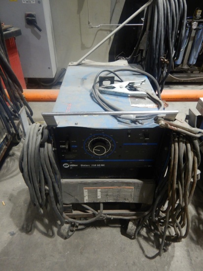MILLER DIALARC 250 ARC WELDER,  ELECTRIC S# LE156648
