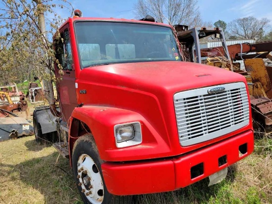 FREIGHTLINER FL-70 TRUCK TRACTOR,  SINGLE AXLE, NON-RUNNER - NO TITLE
