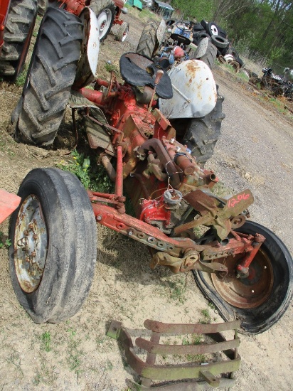 FORD ANTIQUE TRACTOR,  IN THE NON RUNNER ROW