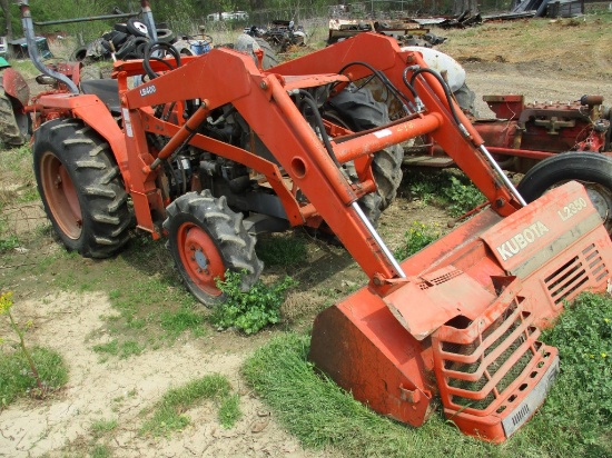 KUBOTA L2350 LOADER TRACTOR,  LB240 FRONT LOADER, 4 X 4, 3-PTNEEDS REPAIRS