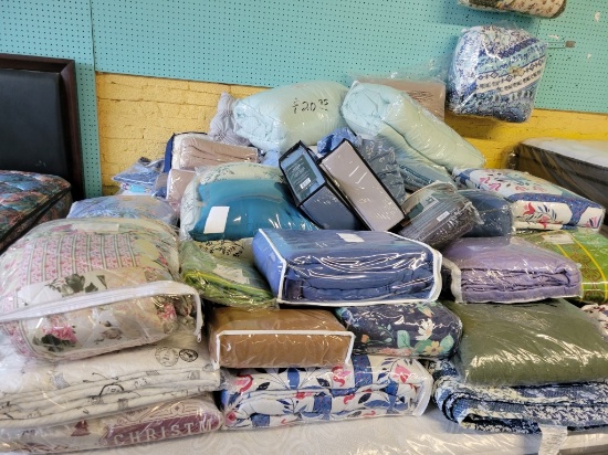 LOT OF SHEETS, COMFORTER, AND QUILTS