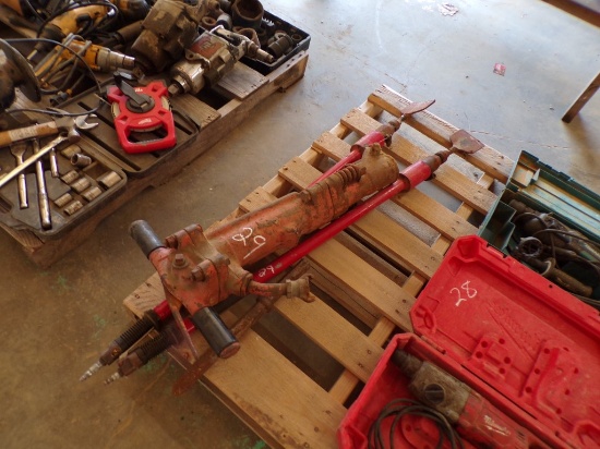 (2) AIR CHISELS AND (1) BREAKING HAMMER
