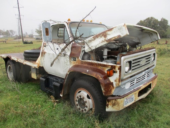 1983 CHEVROLET 60 FLATBED TRUCK,  GAS, 5+2 TRANS, 10' FLATBED, HYD PTO, DRW