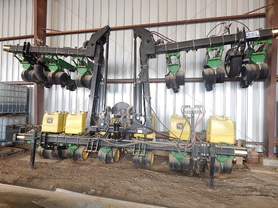 JOHN DEERE 1700 PRECISION PLANTER  ON SAAG STACK FOLDING TOOL BAR, CHEMICAL