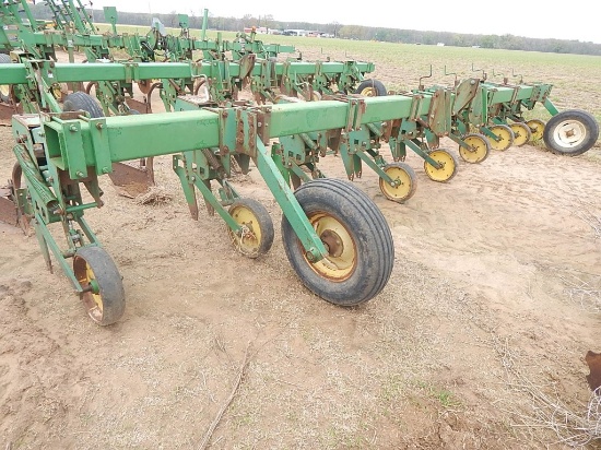 TOOL BAR,  8 ROW, WITH JOHN DEERE 886 UNITS, 3 POINT