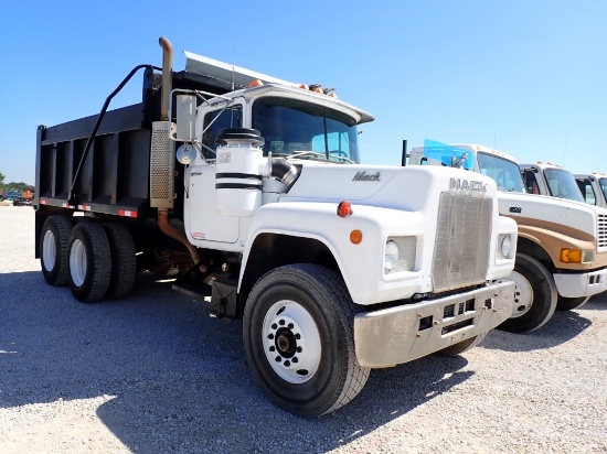 1986 MACK R686SP DUMP TRUCK, 24052 MILES,  MACK DIESEL, 2 STICK TRANSMISSIO