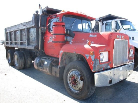 1980 MACK DUMP TRUCK (+/-) 340,427  MACK DIESEL, MANUAL TRANS, TWN SCREW, C