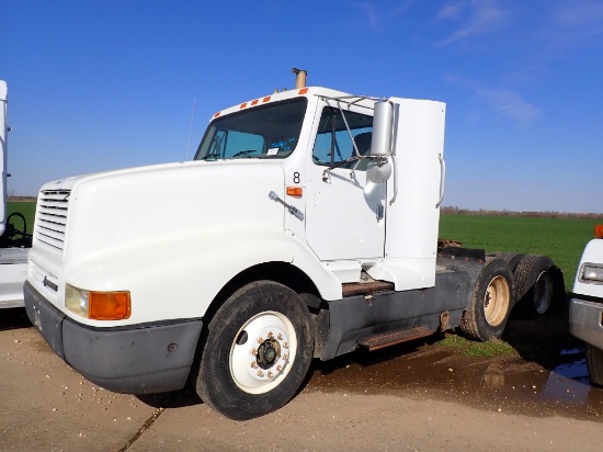 1973 INTERNATIONAL 8200 TRUCK TRACTOR, 710,000 (+/-)  DAY CAB, 335 CUMMINS