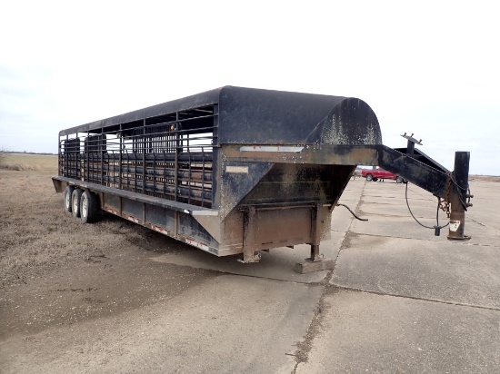 2004 BANENS LIVESTOCK TRAILER,  32, TRI-AXLE, W/ 3 GATES, S# GAN3280000790,