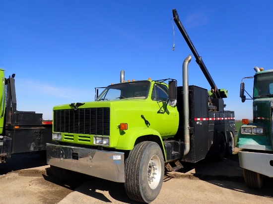 1989 CHEVROLET TOP KICK SERVICE TRUCK, SHOWING 63,400  CATERPILLAR DIESEL,