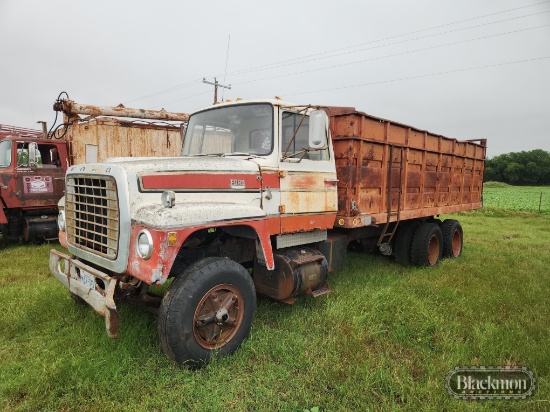 1975 FORD 900 GRAIN DUMP TRUCK,