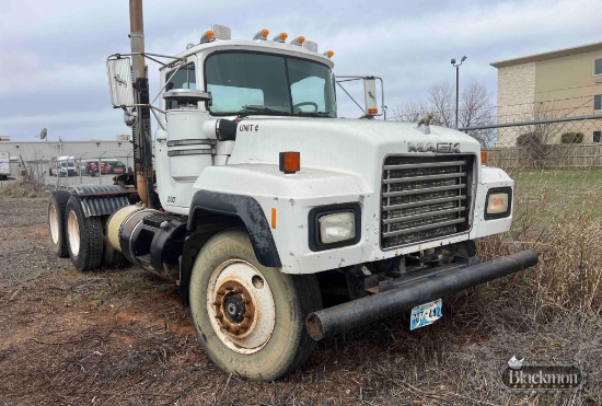 2001 Mack RD688S Truck VIN: 1M2P270YX1M061112 - 401 SE 4th Street, Lindsay, Oklahoma 73052
