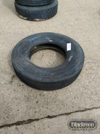 (1) 11r22.5 tire