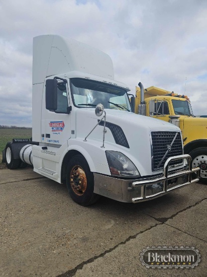 2011 VOLVO SINGLE AXLE TRUCK