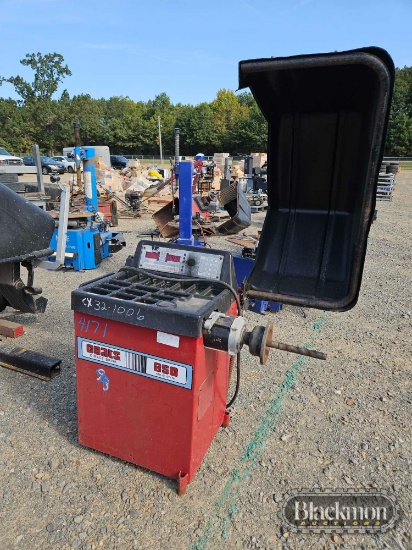 Coates 950 Computer Wheel Balancing Machine,