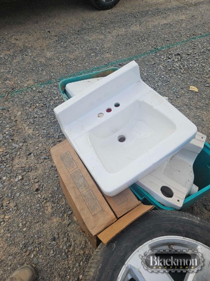 (3) Sinks and (2) Toilet Tanks