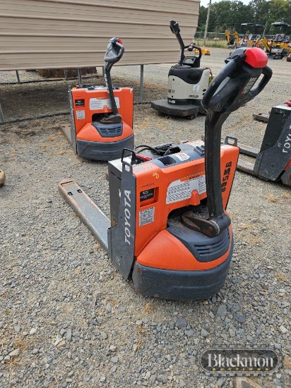 Toyota 8HBW23 Pallet Jack,