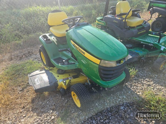 JOHN DEERE X320 RIDING LAWN MOWER, RUNS ANS WORKS, 700 HOURS