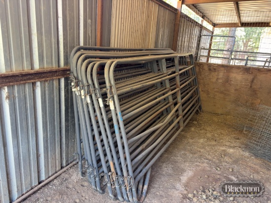 (22) panels and wire fence and t post
