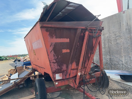 Richardson 700 side dump silage wagon