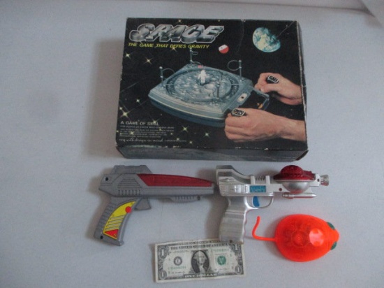 Space "The Game That Defies Gravity" 2 Plastic Ray Guns and Plastic Robot Mouse