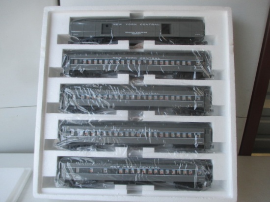 Williams Electric Train 5-Car Madison Set 80 Foot Length Crown Edition. NYC Two Tone Gray #2700.