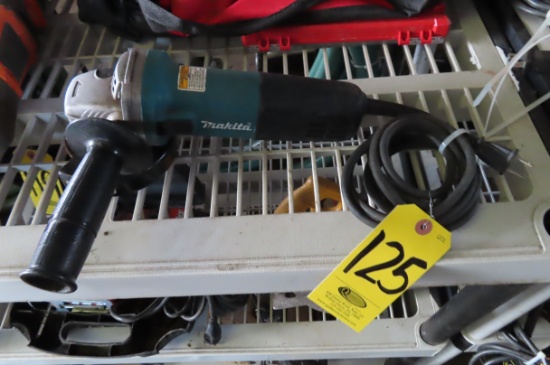 MAKITA 9557NB 4 1/2 IN. ELECTRIC GRINDER WITH CUTOFF WHEELS