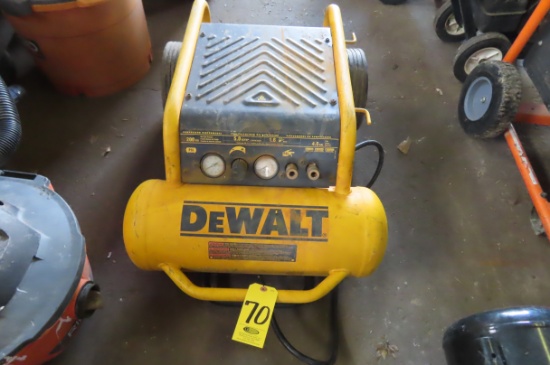 DEWALT 1.6 HP PORTABLE AIR COMPERSSOR, 4.5 GALLON, 200 PSI, 5.0 SCFM